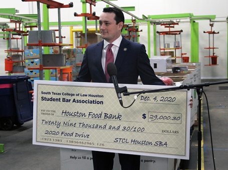 The law school’s Student Bar Association (SBA) Vice President Javier Gonzalez presented an oversized check to ABC13 anchor Samica Knight at the Houston Food Bank Friday morning.